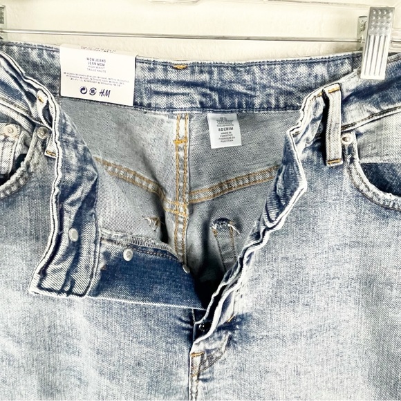 H & M Light Wash High Waist Hidden Button Fly Mom Jeans, Size 16 - Picture 12 of 13